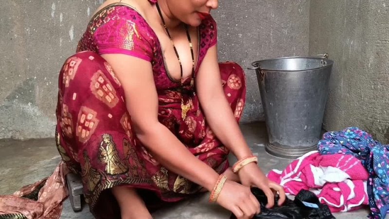 Desi hermosa tía india follada por su hijastro en saari