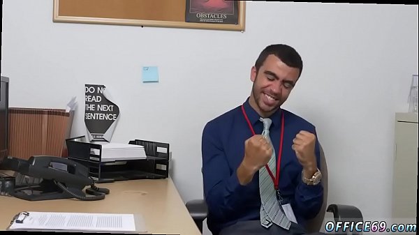 Un garçon suce du sexe gay avec un pénis Le travail d'équipe réalise les désirs