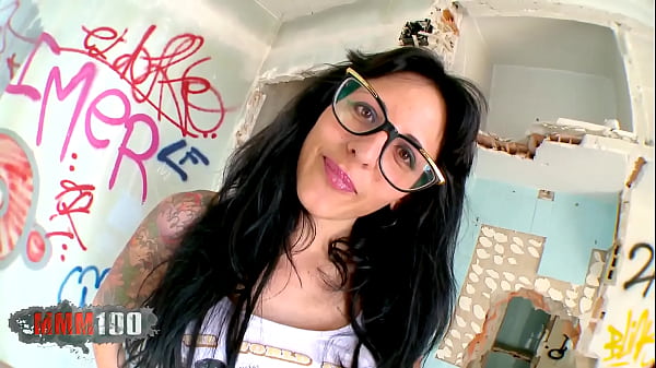 Une espagnole aux gros seins et aux tatouages ​​baisée par l'acteur espagnol Kevin White