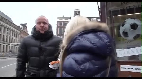 Cara com tesão visita as prostitutas e fica com o pau gordinho sugado