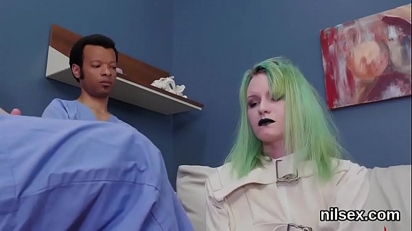 La dulzura cachonda es llevada a un manicomio anal para una terapia dolorosa