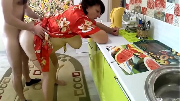 Bà nội trợ Ý fuck trong đít trong khi các công trình cho mọc sừng