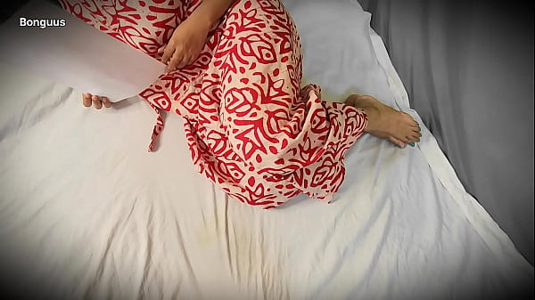 La belle-sœur était seule à la maison puis je suis entrée dans la chambre