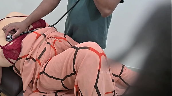 Indischer Arzt untersucht Patientin in Klinik