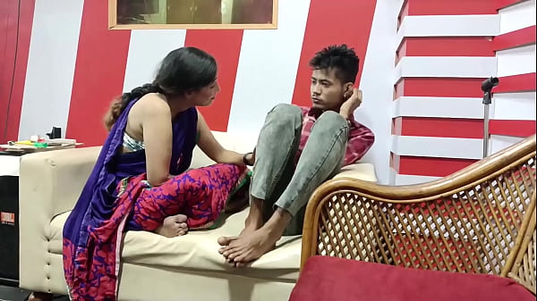 Una calda MILF indiana dalle grandi tette scopa il figliastro con passione