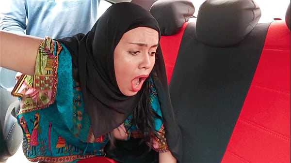 Madrastra india con hijab es follada en el coche