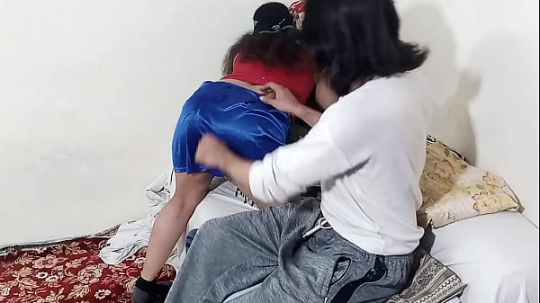 Sexo anal cuando Bhabhi pidió ayuda porque se le atascó la mano y luego tuvo que darle su culo musulmán a Devor.