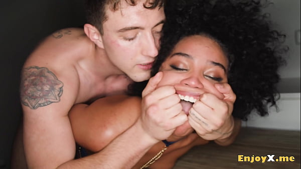 La brune Selva désirait le petit-déjeuner, mais s'est déchirée dans la cuisine. Hardcore, profitez du porno XXX!