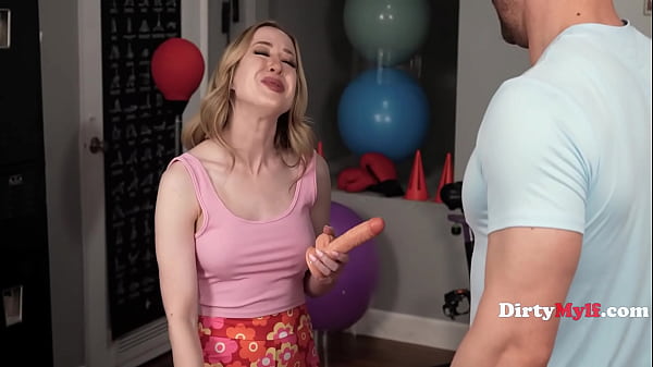 Average Family Yoga Session - Alaina Taylor, Sam Shock