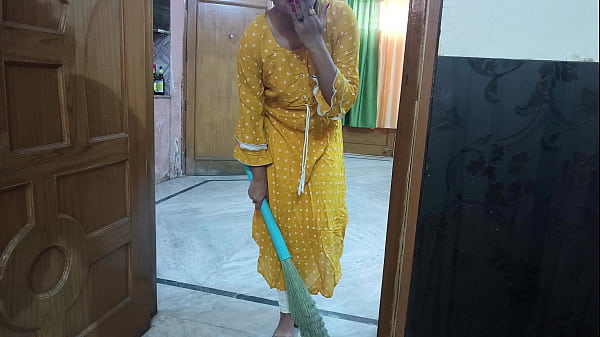 Desisaarabhabhi - Timida cameriera con grandi tette scopa il suo capo e si diverte molto in audio hindi