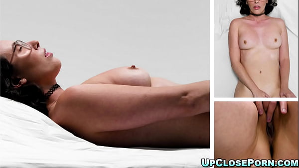 Die versaute Casey Calvert interviewt sie über ihre Masturbationsgewohnheiten und zeigt dann, wie sie sich selbst einen intensiven Orgasmus beschert!