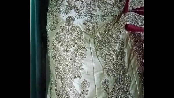 印度同性恋变装者 Gaurisissy xxx 性爱在金色纱丽中按压他的胸部并用手指抚摸他的屁股