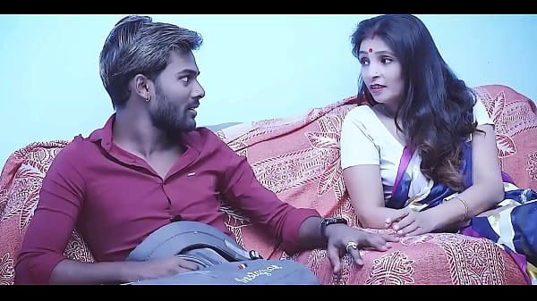 La matrigna indiana condivide il letto con il figliastro che l'ha scopata con audio hindi più duro