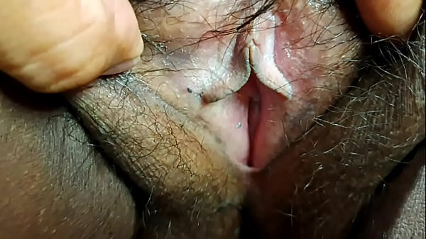 德西妻子在梦中按摩她的屁股