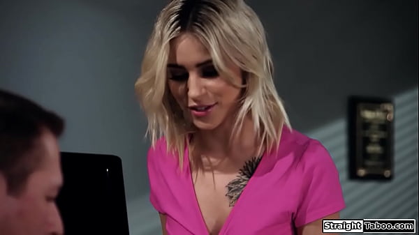 खूबसूरत छात्रा एक शिक्षक द्वारा गड़बड़ हो जाती है