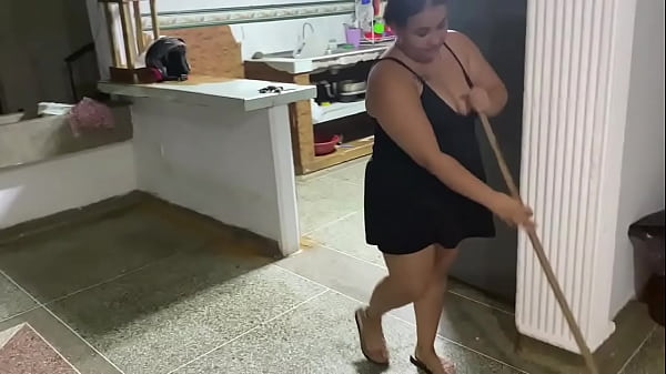 Eu ofereço a ele uma foda para que ele possa me ajudar a limpar