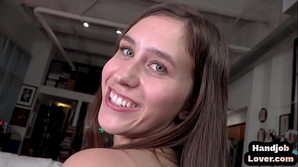 Dễ thương Teen Girl trêu chọc trong Oiled