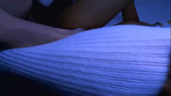 Er hatte die Stiefmutter seines Freundes zum Abendessen in seine Wohnung eingeladen und konnte nicht anders, als jedes Mal auf ihre Titten zu schauen, wenn sie sich vorbeugte, um mehr Wein einzuschenken.