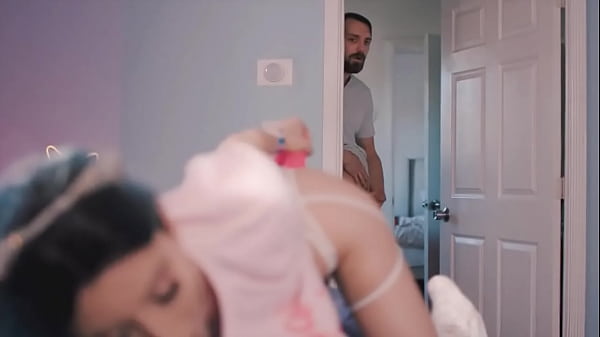 मैंने अपनी सौतेली बहन को उसकी गांड में डिल्डो डालते हुए पकड़ लिया