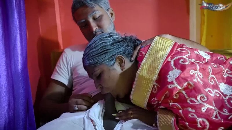Une femme au foyer desi plus âgée dans un village indien baise son mari plus âgé en hardcore