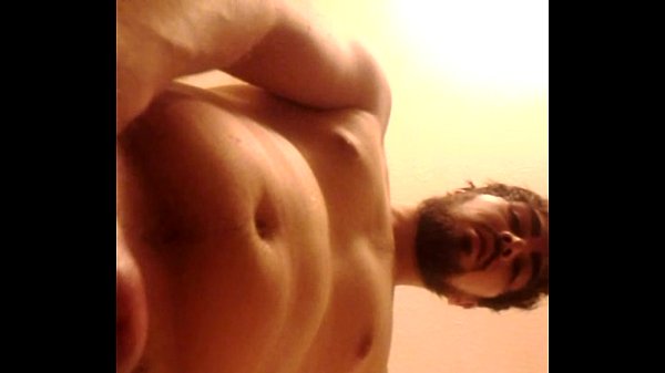 chico sexy masturbándose en la ducha con loción